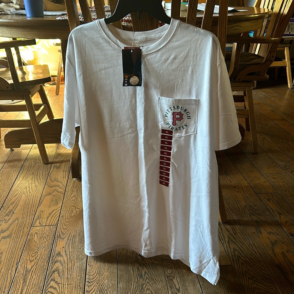 Women’s Pittsburgh Pirates shirt.